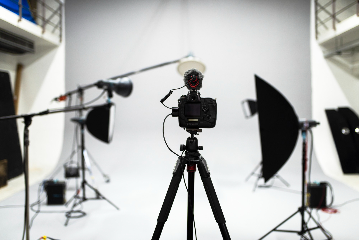 How to Set up a Photography Equipment Tools and Outfit Wholesale Business in the UAE